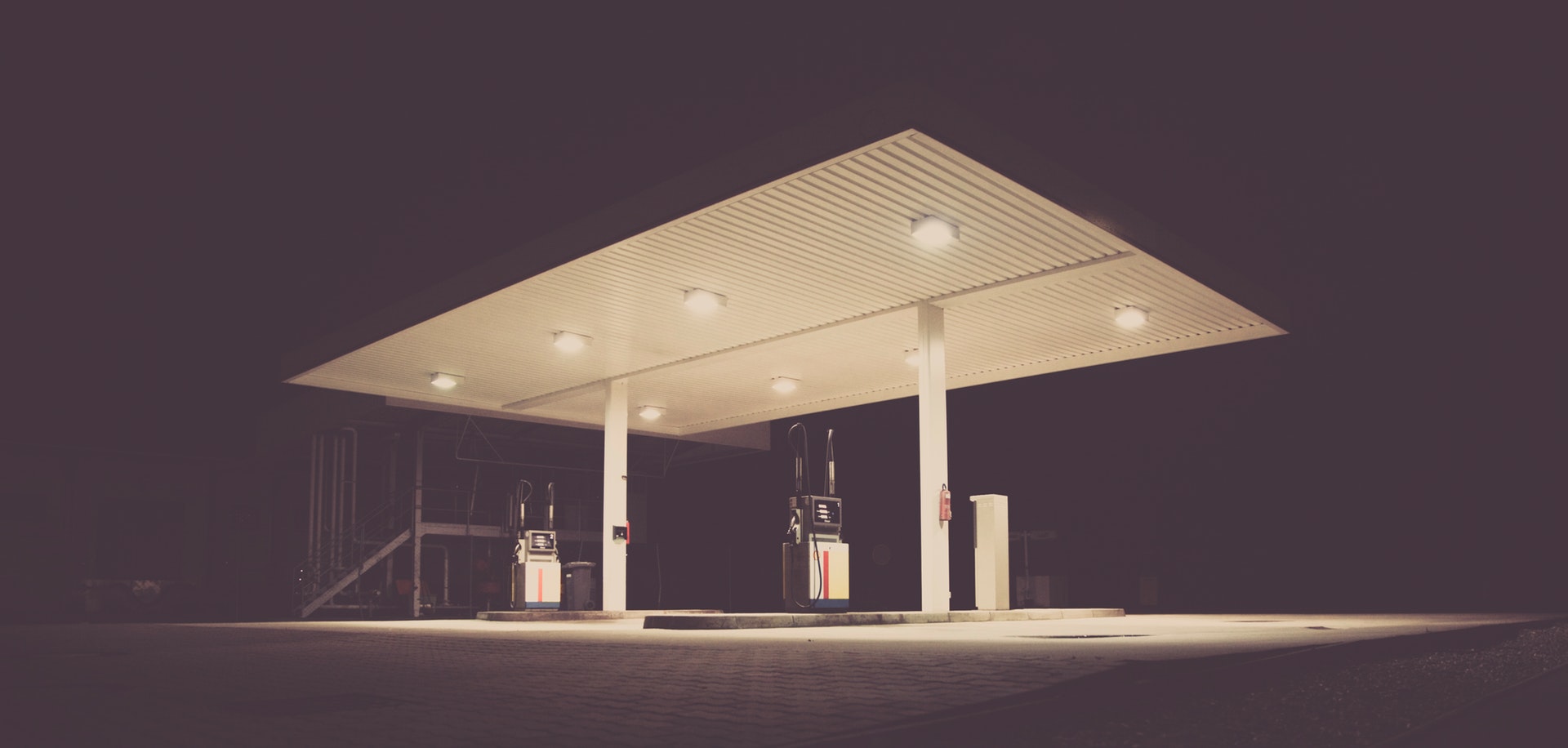 stazione di benzina di notte